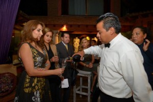 Il pubblico degusta uno dei vini dell'Alta Marca presentati durante la serata.